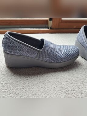 Skechers Slip-On Knit Loafers in Light Blue and Gray - sz. 10